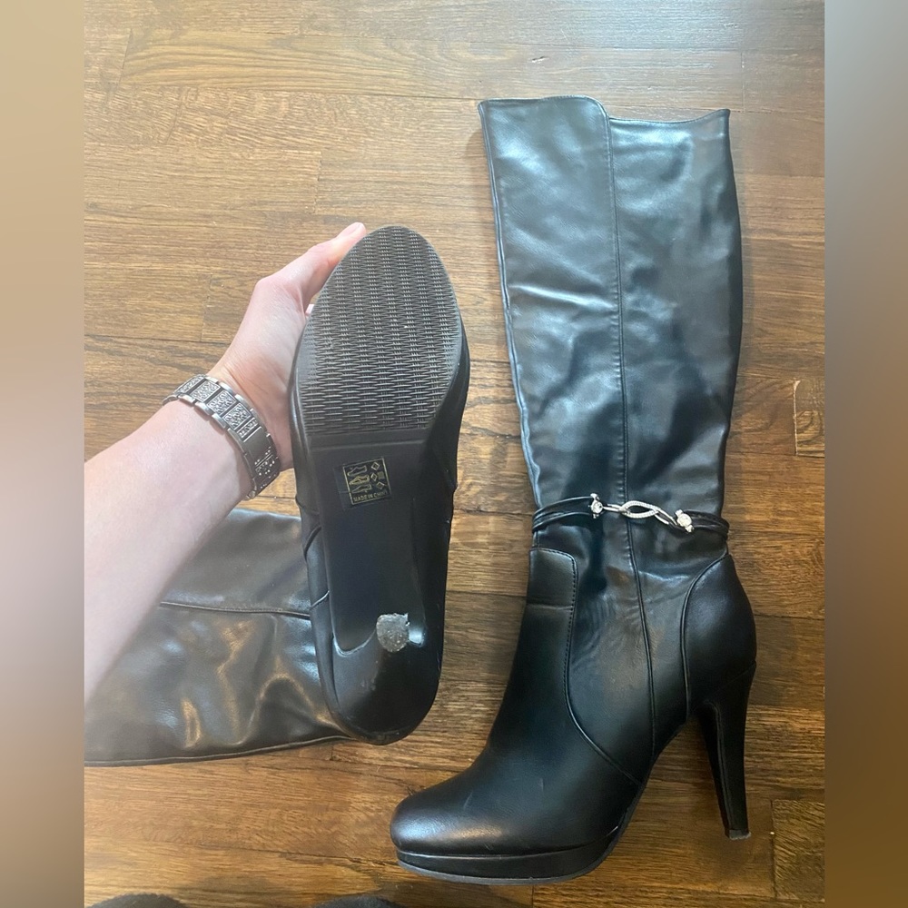 Leather knee high high heeled boots with diamond and silver band - Picture 4 of 4